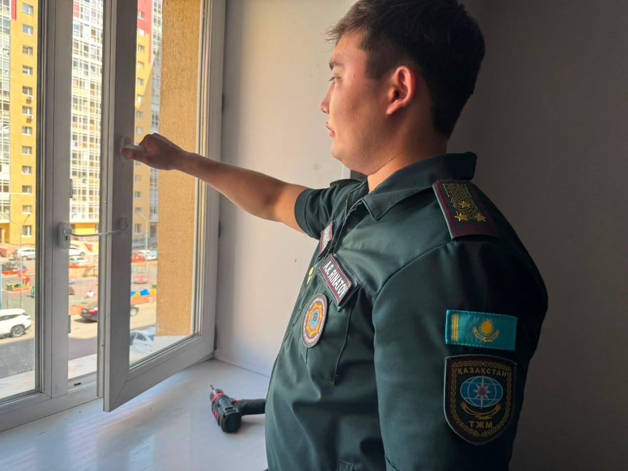 В столице проходит важная акция по профилактике выпадения детей из окон