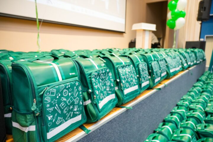 Halyk Bank в Астане передал школьникам 200 рюкзаков