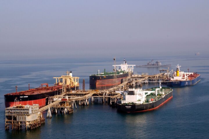 США ударили по Лараку: Ормузский пролив снова в центре нефтяного риска