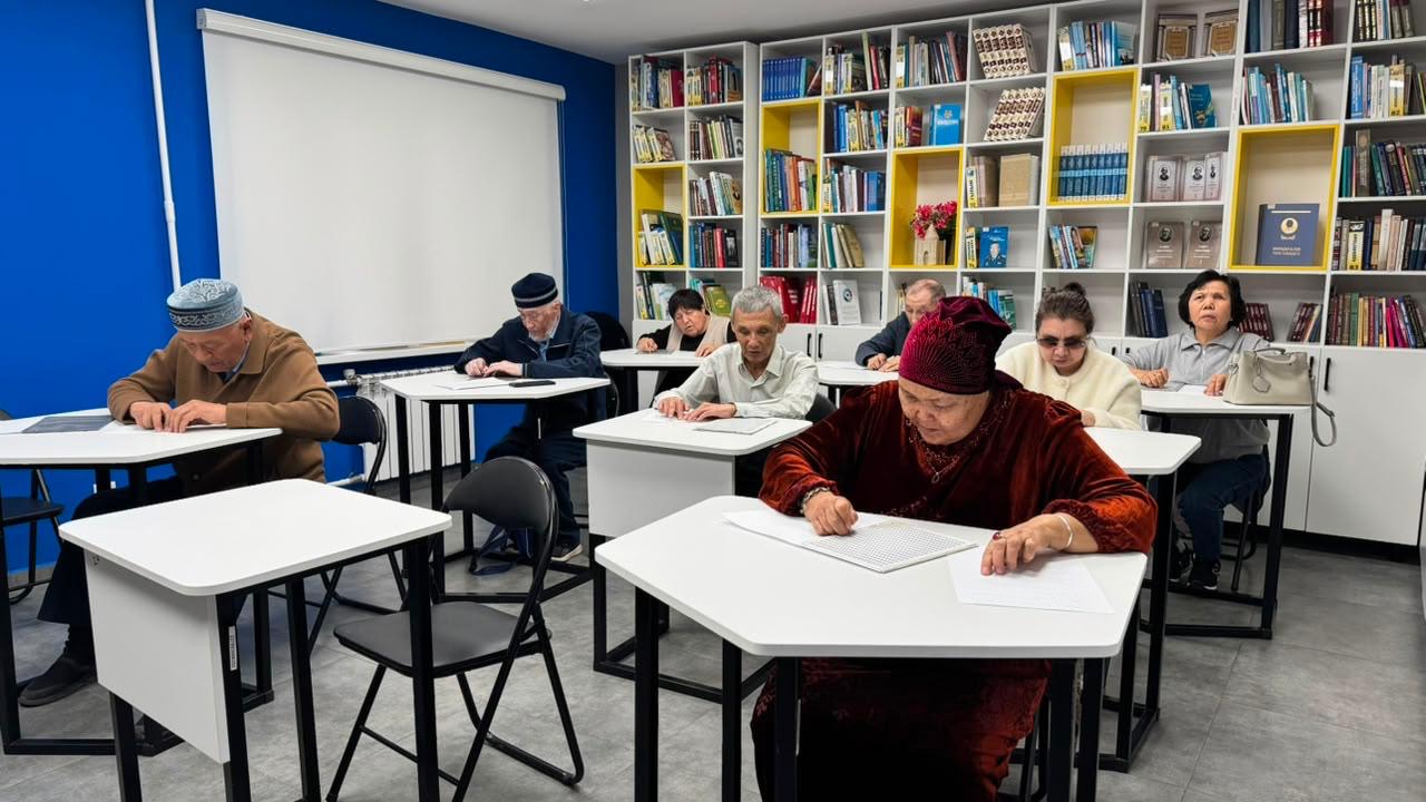 Участники конкурса в специализированной библиотеке для незрячих и слабовидящих в Астане