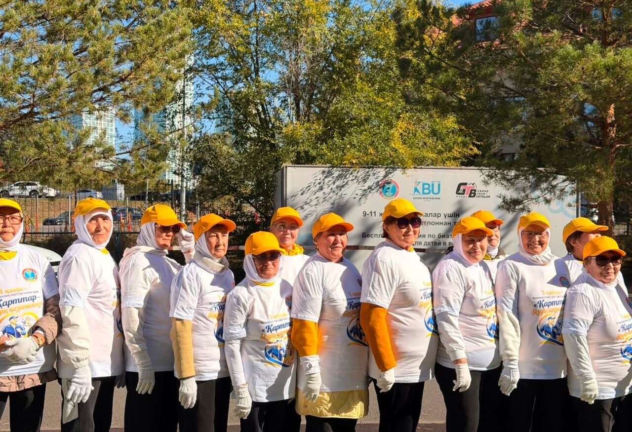 Пожилые жители Сарыаркинского района Астаны на праздничном флешмобе и концерте ко Дню пожилых людей