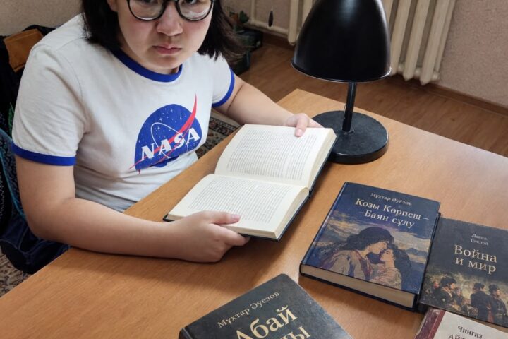 Школьница из Астаны прочитала 280 книг