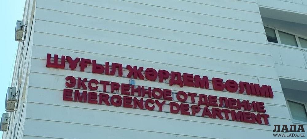 Здание Мангистауской областной больницы, где лечат отравившихся рыбой