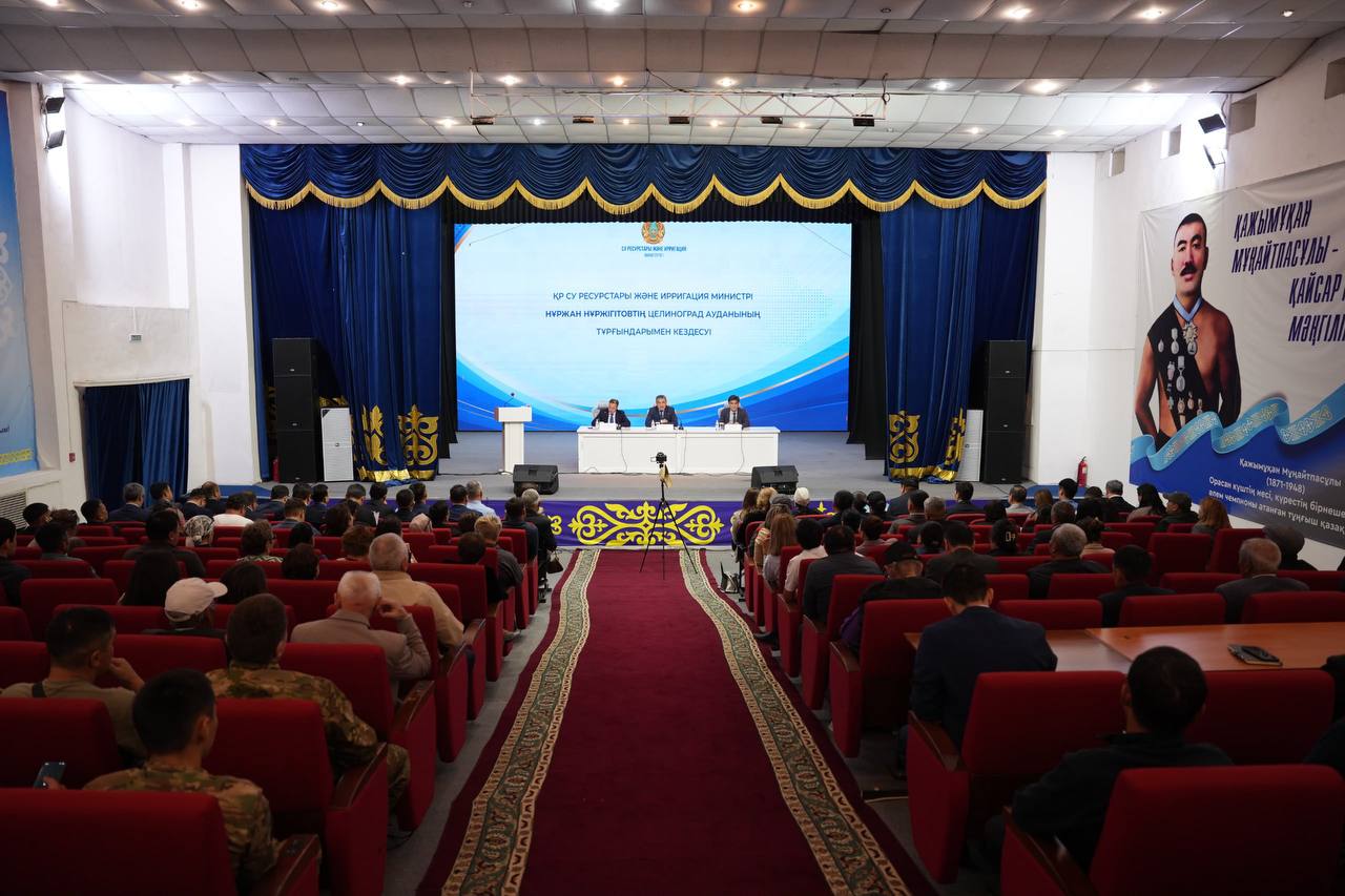 Министр водных ресурсов Нуржан Нуржигитов на встрече с жителями Целиноградского района