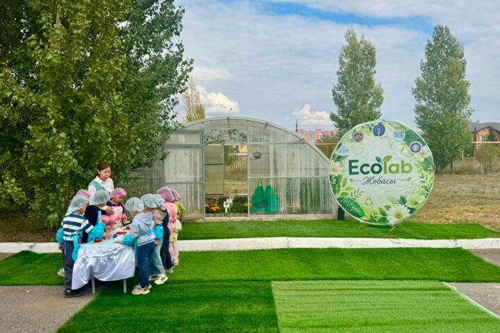 Дошкольники Астаны собрали урожай из своей теплицы