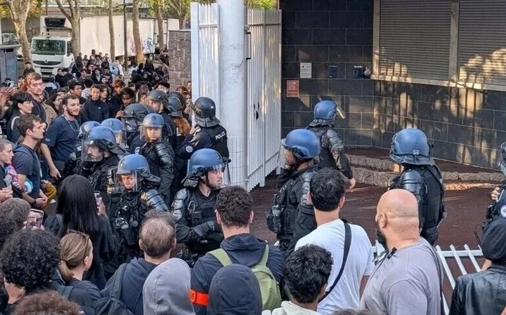 Во Франции протесты лицеистов затронули около 180 школ
