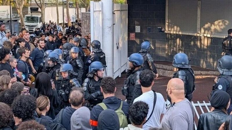 Акция протеста французских старшеклассников у заблокированного лицея