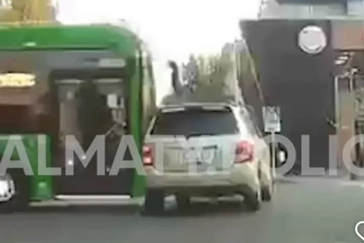 Автобус и кроссовер столкнулись в Алматы: девять пострадавших