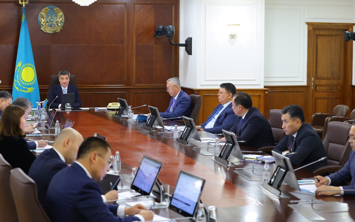 Премьер-министр Олжас Бектенов проводит совещание в правительстве