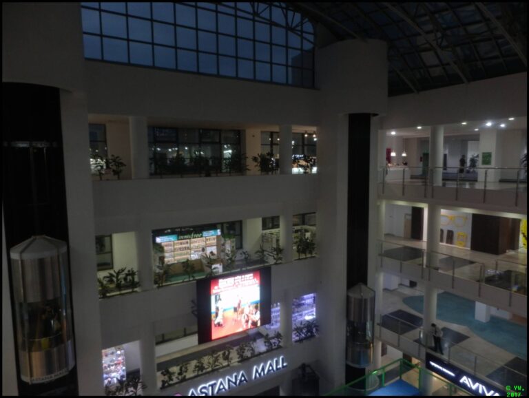 ТРЦ Astana Mall — внутри вечером