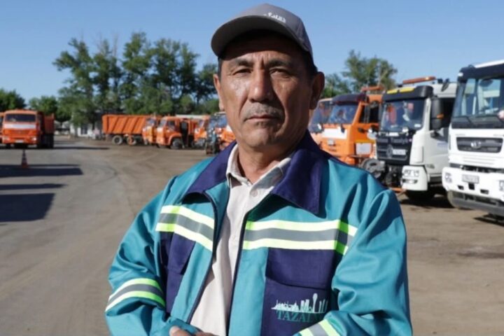 Водитель «Астана Тазалық» работает с тремя сыновьями