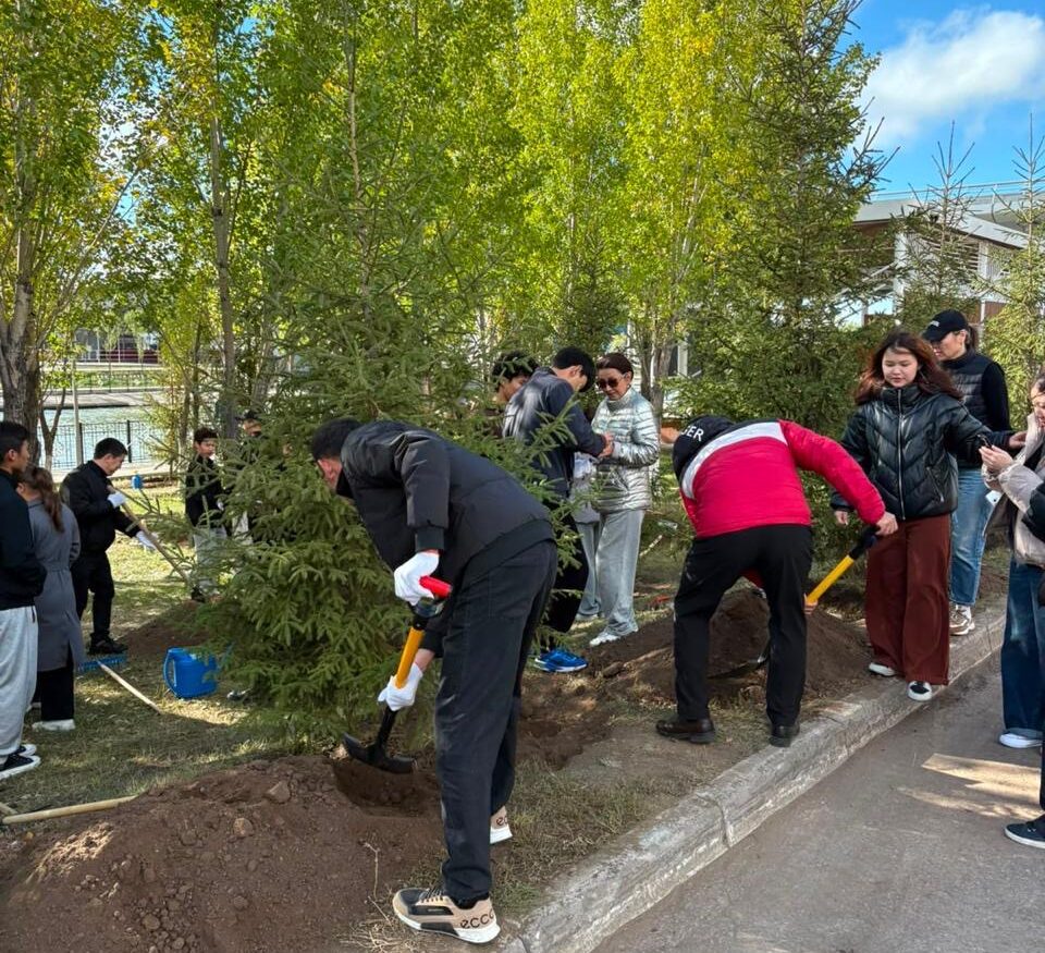 Уборка и озеленение во время экологического месячника в Астане