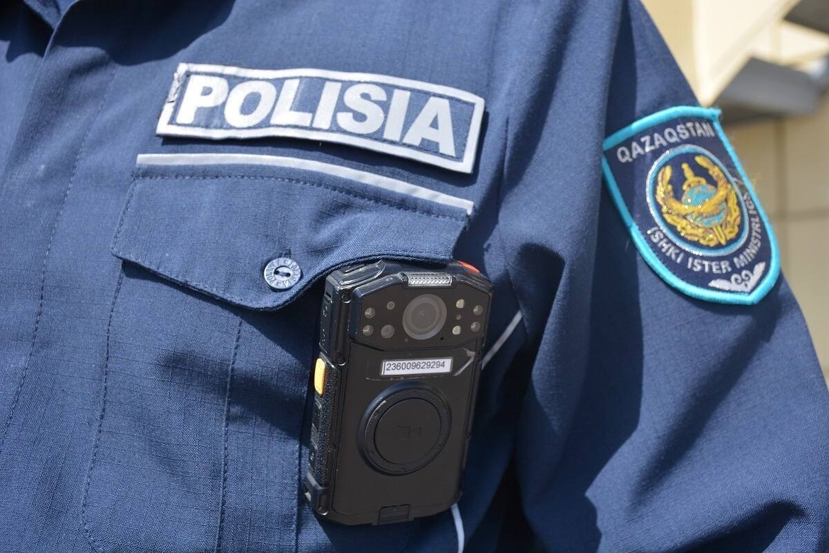 Полицейские Астаны при задержании подозреваемой в сбыте мефедрона