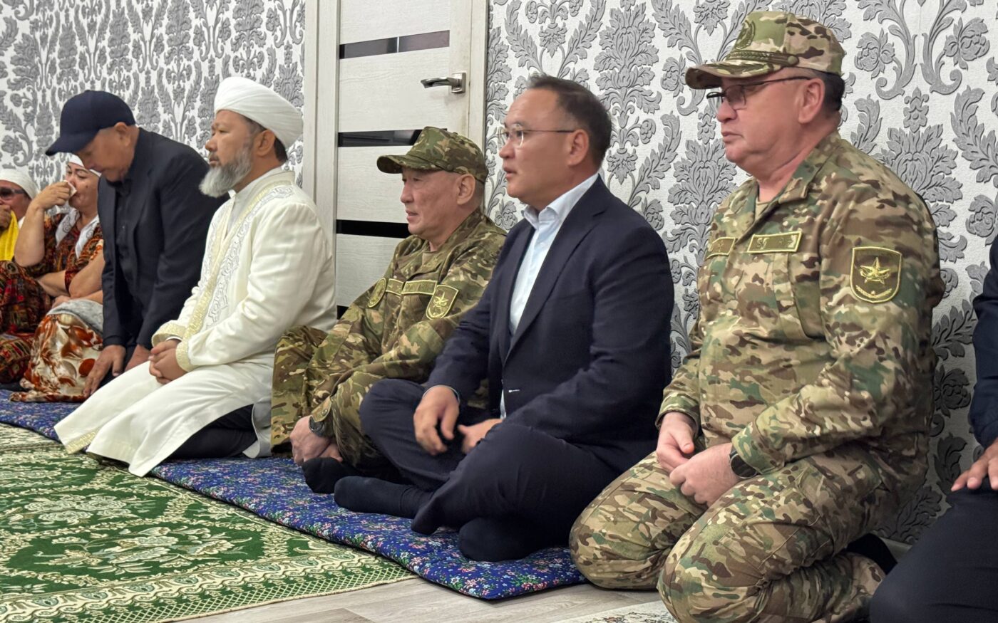 Министр обороны Казахстана Даурен Косанов на встрече с семьями погибших военнослужащих в Мангистауской области