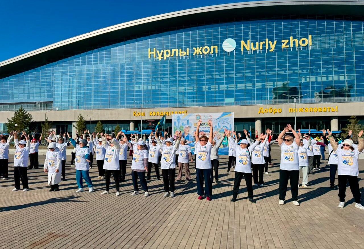 Пенсионеры на утренней зарядке у вокзала «Нұрлы жол» в Астане