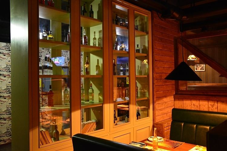 DRAFT bar & grill на Бейбітшілік — интерьер