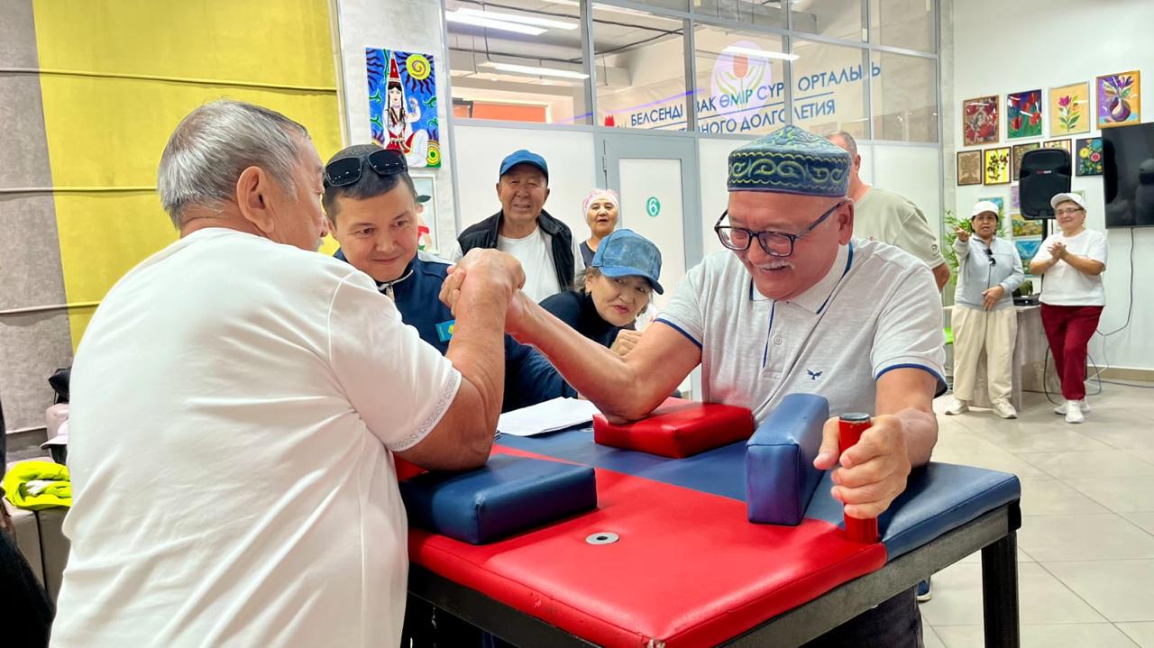 Пенсионеры соревнуются в армрестлинге в центре активного долголетия района Алматы в Астане