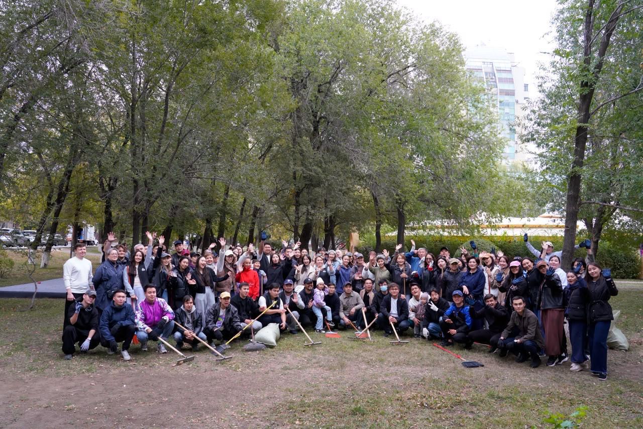 Жители Астаны убирают городскую территорию во время общегородской экоакции