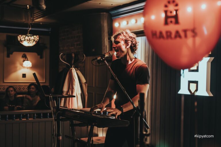 Паб Harat’s Irish Pub на Токпанова в Астане — интерьер 3