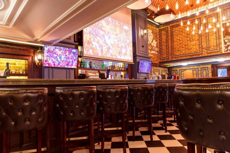 Паб Local Pub на Кошкарбаева в Астане — интерьер 4