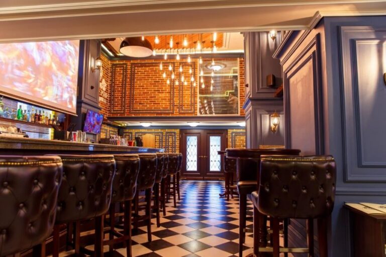 Паб Local Pub на Кошкарбаева в Астане — интерьер 3