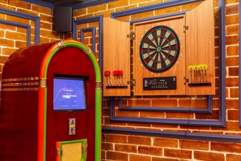Паб Local Pub на Кошкарбаева в Астане — интерьер 2
