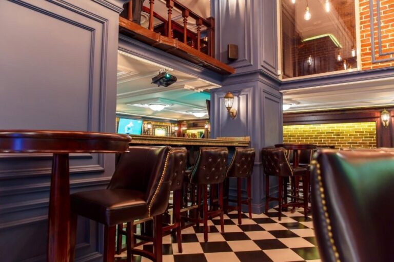 Паб Local Pub на Кошкарбаева в Астане — интерьер 1
