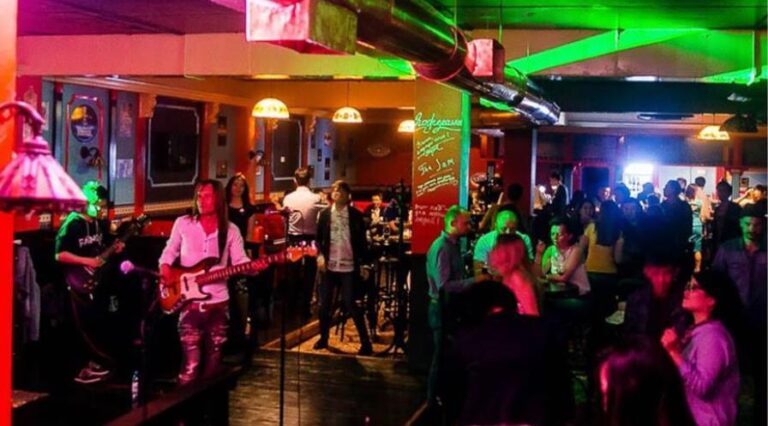 Паб Harat’s Irish Pub на Желтоксан в Астане — интерьер