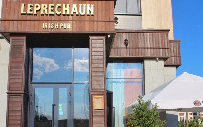 Ирландский паб Leprechaun в Астане — интерьер 2