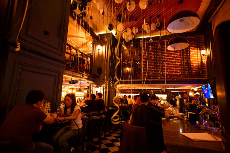 Паб Local Pub на Кошкарбаева в Астане — интерьер 6