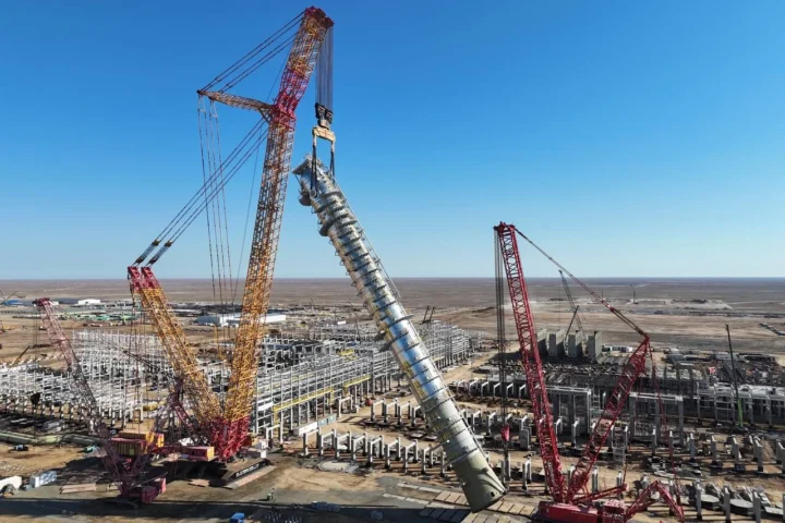 На заводе полиэтилена установили колонну высотой 101,8 метра