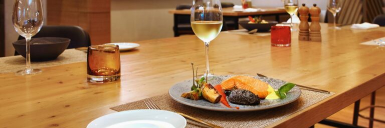 tsesi salmonfillet with artichokepuree 6724 hor pano scaled 768x256