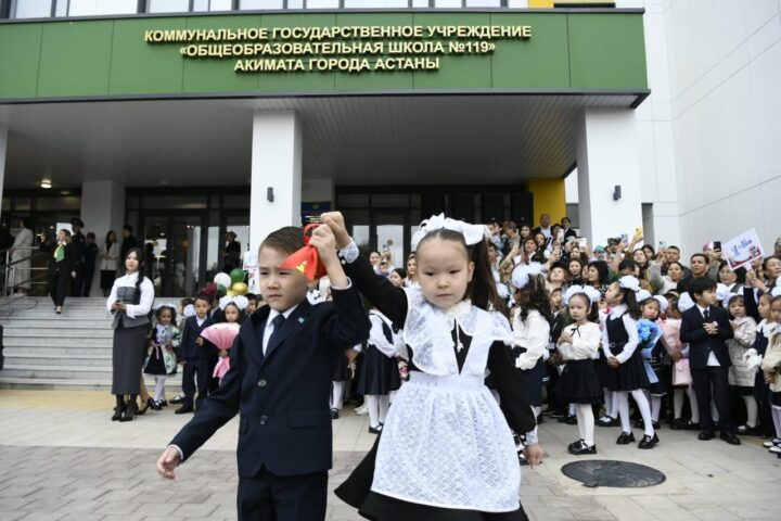 В школах Астаны прошли первые классные часы