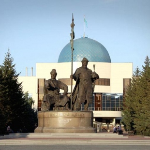 Памятник ханам Керею и Жанибеку — Астана