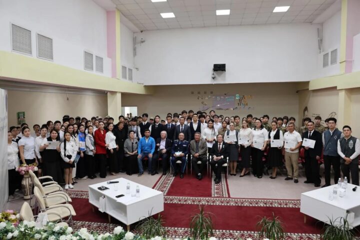 Генерал и писатели выступили перед школьниками Астаны
