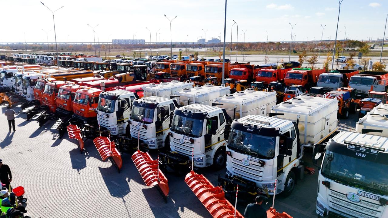 Снегоуборочная спецтехника коммунальных служб Астаны перед зимним сезоном
