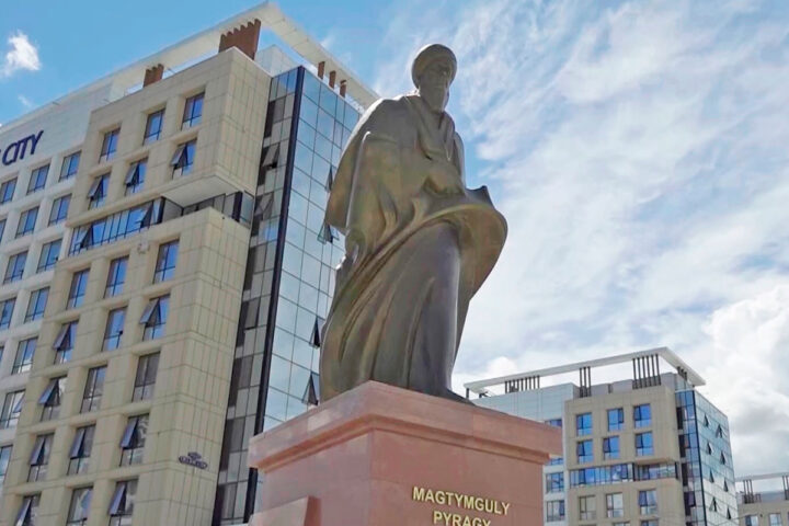 Памятник Махтумкули Фраги — Астана