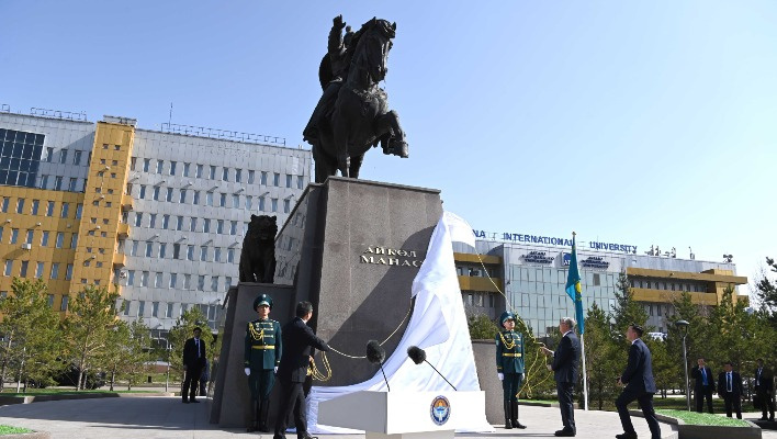 Памятник Айкол Манасу — Астана