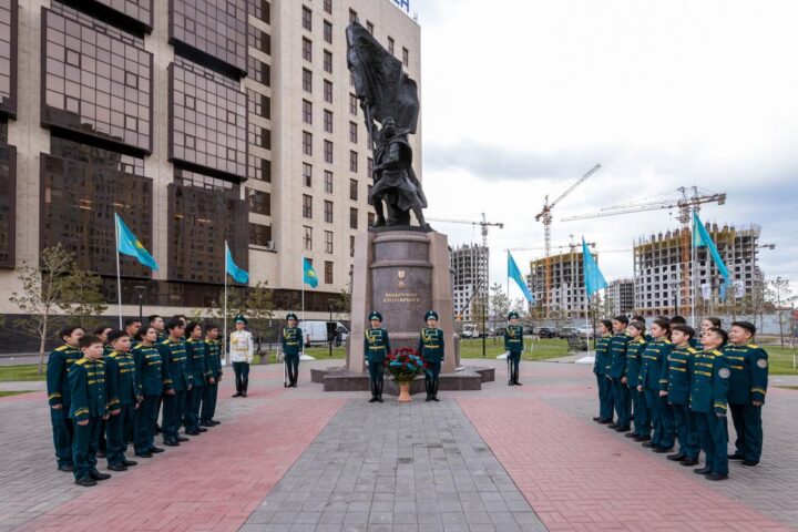 Памятник Рахымжану Кошкарбаеву — Астана
