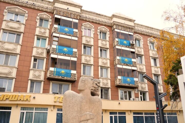Жители Астаны вывесили более 200 флагов ко Дню Республики