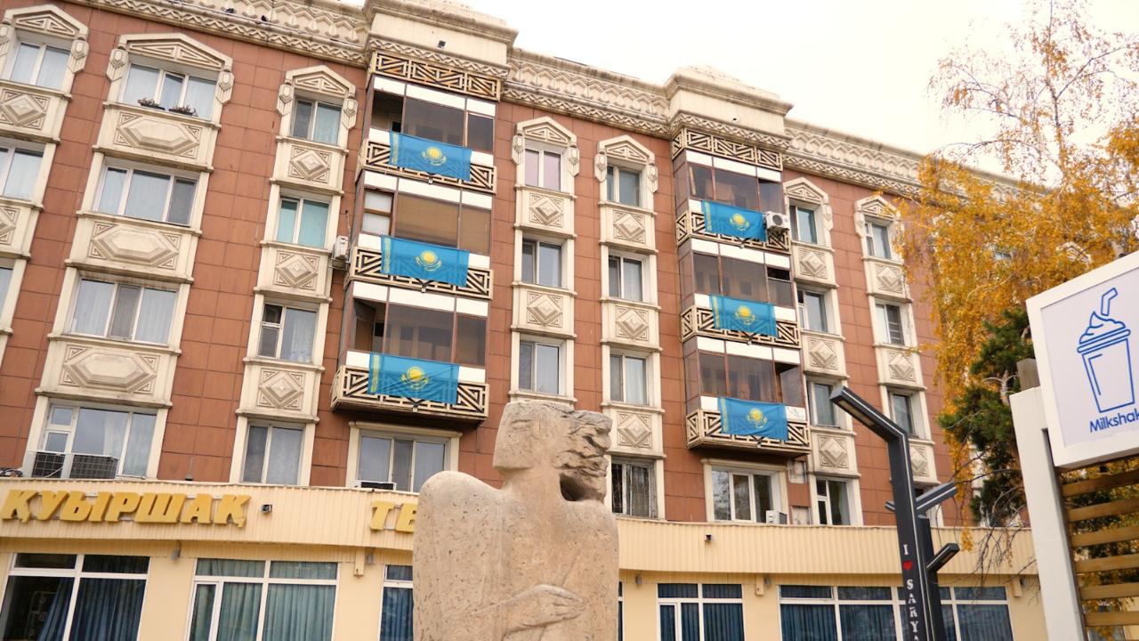 Флаги Казахстана на балконах многоквартирного дома в Астане