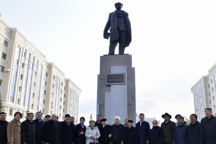 Памятник Мухтару Ауэзову — Астана