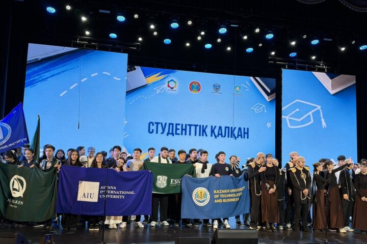250 студентов Астаны вышли на сцену против экстремизма