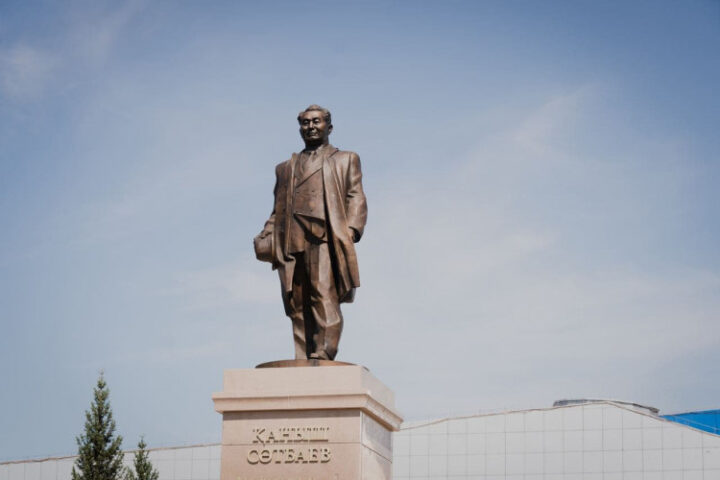 Памятник Канышу Сатпаеву — Астана
