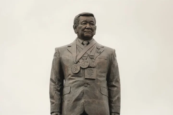 Памятник Жаксылыку Ушкемпирову — Астана
