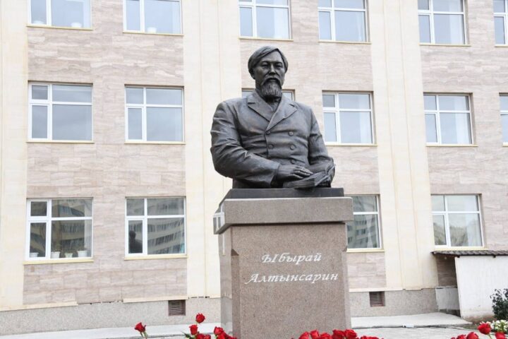 Памятник Ыбыраю Алтынсарину — Астана