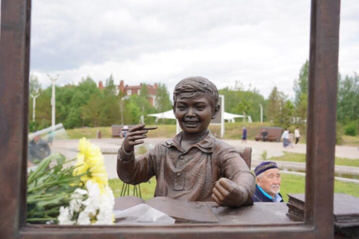 Памятник «Менің атым Қожа» — Астана