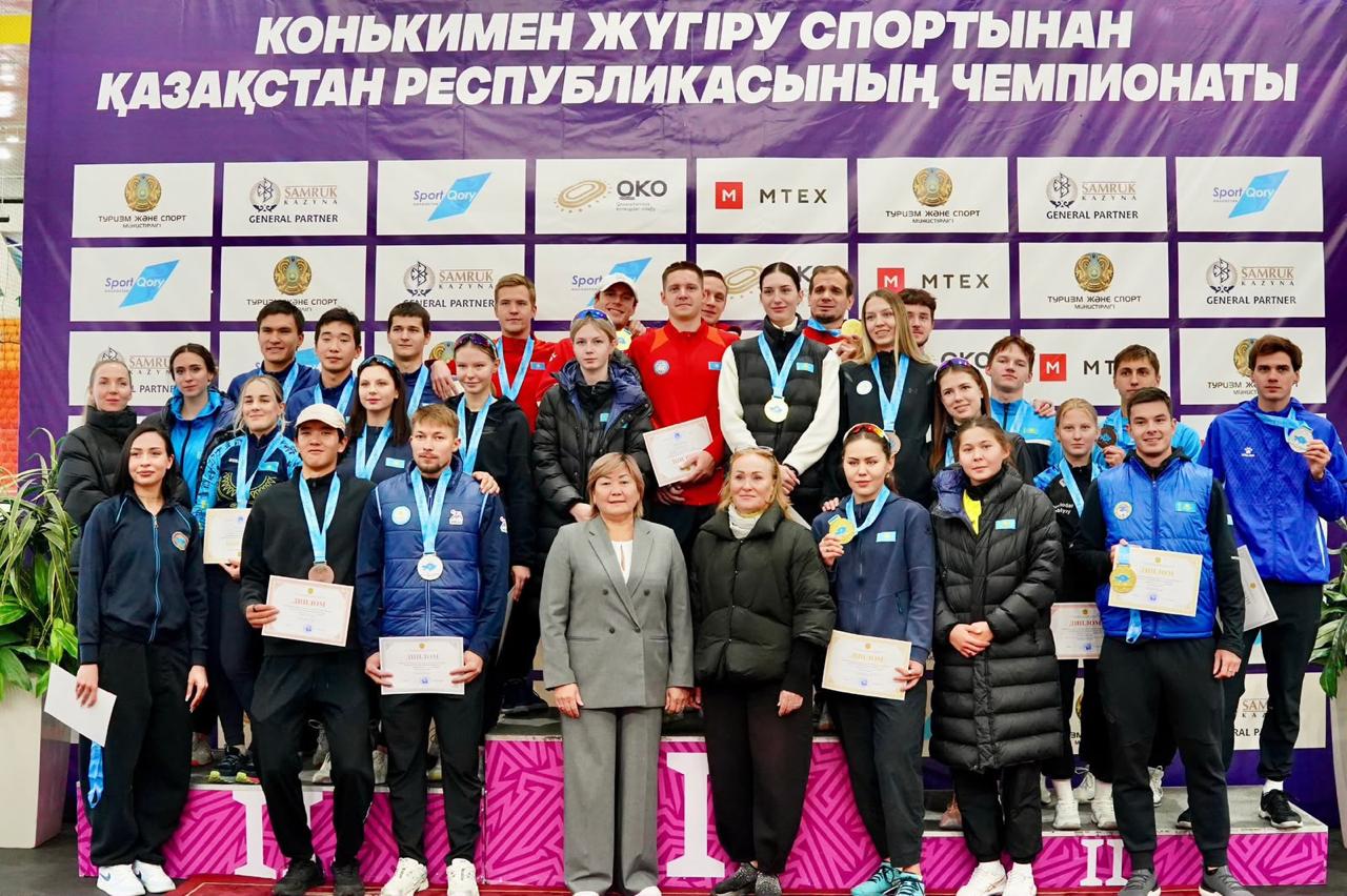 Конькобежцы на старте забега на катке «Алау» в Астане