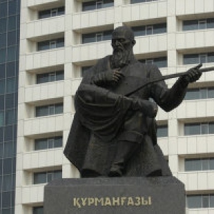 Памятник Курмангазы Сагырбайулы — Астана
