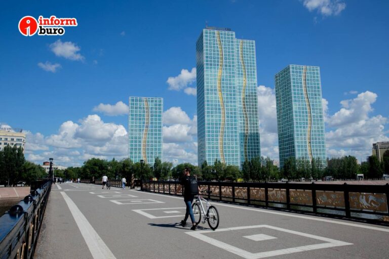 Набережная реки Есиль — пешеходный мост в Центральный парк